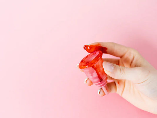 Varför är mitt menstruationsblod brunt eller svart? Bör jag vara orolig?